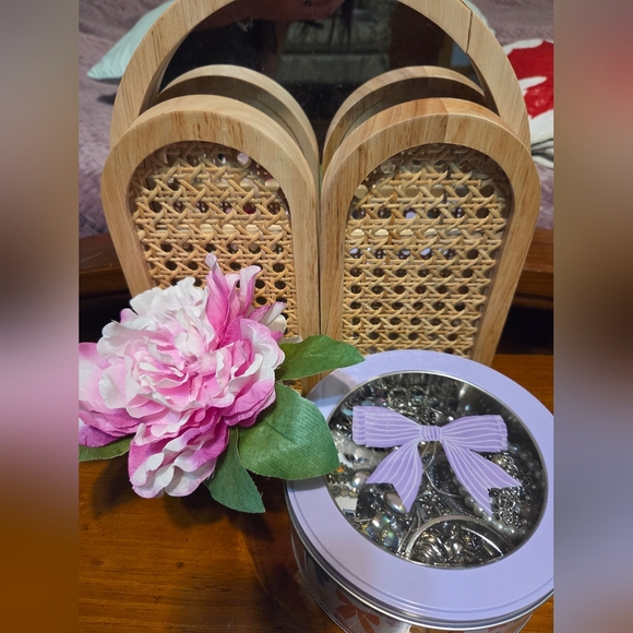 Mystery Mix Silver Tone Jewelry #33 Bow ๐ Tin Jar | All Wearable | 40+ pieces - Picture 2 of 3